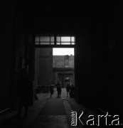 Lata 60, Łódź, Polska.
Studio Opracowań Dialogowych, n/z brama.
Fot. Irena Jarosińska, zbiory Fundacji Ośrodka KARTA