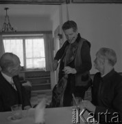 1966, Zakopane, Polska.
Muzyk Andrzej Bachleda (w środku) z rodziną. Z prawej stryj Józef Bachleda-Curuś.
Fot. Irena Jarosińska, zbiory Ośrodka KARTA