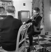 1966, Zakopane, Polska.
Muzyk i śpiewak Andrzej Bachleda (ze skrzypcami) z rodziną.
Fot. Irena Jarosińska, zbiory Ośrodka KARTA