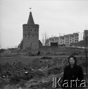 1965, Szczecin, Polska.
Baszta Panieńska (Baszta Siedmiu Płaszczy) u stóp Zamku Książąt Pomorskich.
Fot. Irena Jarosińska, zbiory Fundacji Ośrodka KARTA