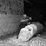 1964, Zawidz Kościelny, Polska.
Wincenty Krajewski, rzeźbiarz ludowy, przy pracy.
Fot. Irena Jarosińska, zbiory Fundacji Ośrodka KARTA
