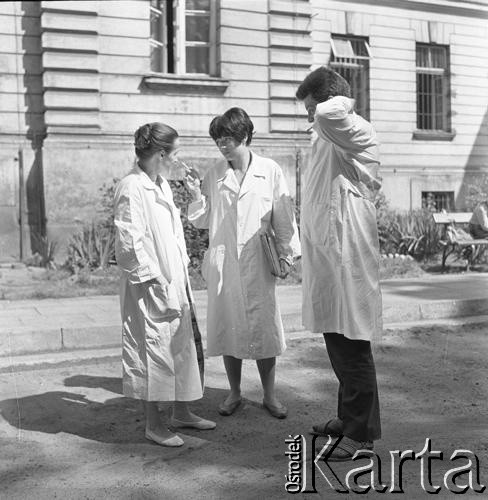1966, Kraków, Polska.
Klinika Psychiatrii Akademii Medycznej w Krakowie, n/z z lewej doktor Wanda Półtawska.
Fot. Irena Jarosińska, zbiory Ośrodka KARTA
