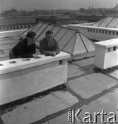 Lata 60. lub 70., Warszawa, Polska.
Mężczyźni na dachu.
Fot. Irena Jarosińska, zbiory Ośrodka KARTA