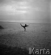 Lata 60., Sopot, Polska.
Alicja Boniuszko, baletnica (P), n/z na plaży.
Fot. Irena Jarosińska, Irena Jarosińska, zbiory Fundacji Ośrodka KARTA