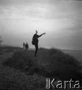 Lata 60., Sopot, Polska.
Alicja Boniuszko, baletnica (P), n/z na plaży.
Fot. Irena Jarosińska, Irena Jarosińska, zbiory Fundacji Ośrodka KARTA