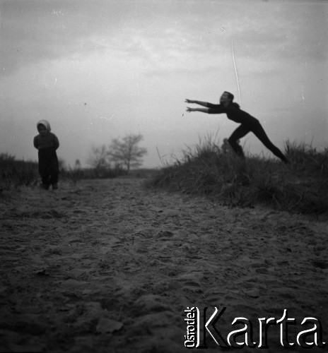 Lata 60., Sopot, Polska.
Alicja Boniuszko, baletnica (P), n/z na plaży.
Fot. Irena Jarosińska, Irena Jarosińska, zbiory Fundacji Ośrodka KARTA