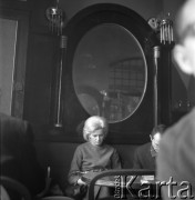 Lata 60., Polska. 
Kobieta w kawiarni.
Fot. Irena Jarosińska, zbiory Ośrodka KARTA