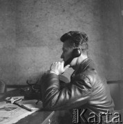 1960-1965, Katowice, woj. śląskie, Polska.
Edward Makula (1930-1996), pilot sanitarny w Zespole Lotnictwa Sanitarnego przy Wojskowej Stacji Pogotowia Ratunkowego rozmawia przez telefon w biurze. 
Fot. Irena Jarosińska, zbiory Ośrodka KARTA
