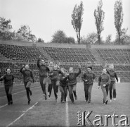 1963-1966, Gdańsk, Polska.
Lekkoatleta, sprinter i medalista olimpijski Wiesław Maniak (z tyłu) podczas treningu z młodzieżą na stadionie.
Fot. Irena Jarosińska, zbiory Ośrodka KARTA