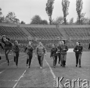 1963-1966, Gdańsk, Polska.
Lekkoatleta, sprinter i medalista olimpijski Wiesław Maniak (w środku) podczas treningu z młodzieżą na stadionie.
Fot. Irena Jarosińska, zbiory Ośrodka KARTA