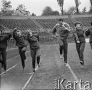 1963-1966, Gdańsk, Polska.
Lekkoatleta, sprinter i medalista olimpijski Wiesław Maniak (4. z lewej) trenuje z młodzieżą na stadionie.
Fot. Irena Jarosińska, zbiory Ośrodka KARTA