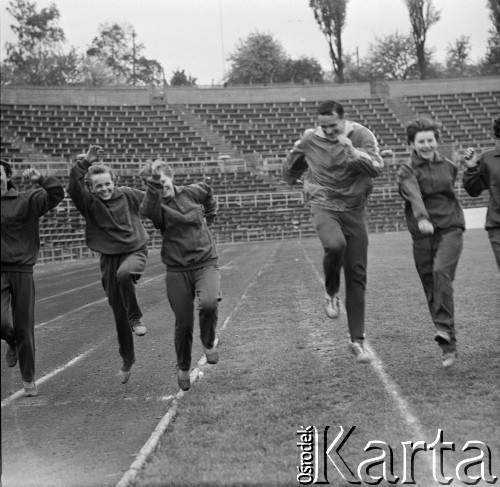 1963-1966, Gdańsk, Polska.
Lekkoatleta, sprinter i medalista olimpijski Wiesław Maniak (4. z lewej) trenuje z młodzieżą na stadionie.
Fot. Irena Jarosińska, zbiory Ośrodka KARTA