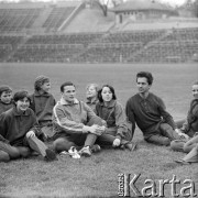 1963-1966, Gdańsk, Polska.
Grupa młodzieży podczas treningu na stadionie z lekkoatletą, sprinterem i medalistą olimpijskim Wacławem Maniakiem (z przodu, 2. z lewej).
Fot. Irena Jarosińska, zbiory Ośrodka KARTA