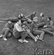 1963-1966, Gdańsk, Polska.
Grupa młodzieży podczas treningu na stadionie z lekkoatletą, sprinterem i medalistą olimpijskim Wiesławem Maniakiem (z przodu, 2. z lewej).
Fot. Irena Jarosińska, zbiory Ośrodka KARTA