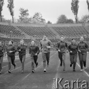 1963-1966, Gdańsk, Polska.
Lekkoatleta, sprinter i medalista olimpijski Wiesław Maniak (5. z lewej) podczas treningu z młodzieżą na stadionie.
Fot. Irena Jarosińska, zbiory Ośrodka KARTA