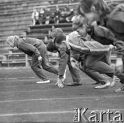 1963-1966, Gdańsk, Polska.
Lekkoatleta, sprinter i medalista olimpijski Wiesław Maniak (3. z prawej) trenuje biegi z młodzieżą na stadionie.
Fot. Irena Jarosińska, zbiory Ośrodka KARTA