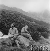 4.-5.06.1964, Tatry, Polska.
Angielski alpinista i kierownik zdobywczej wyprawy na Mount Everest w 1953 r. sir John Hunt (z prawej) odpoczywa podczas wycieczki po górach.
Fot. Irena Jarosińska, zbiory Ośrodka KARTA
