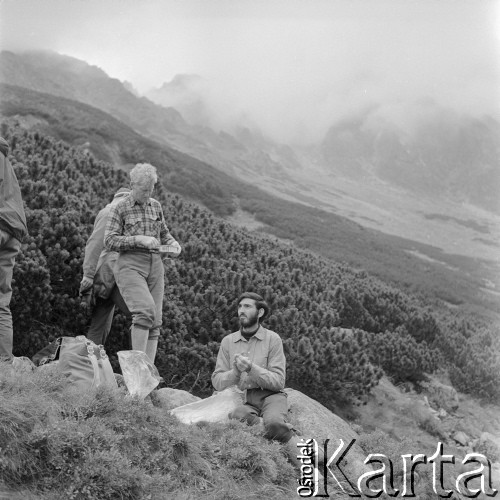 4.-5.06.1964, Tatry, Polska.
Angielski alpinista i kierownik zdobywczej wyprawy na Mount Everest w 1953 r. sir John Hunt (2. z prawej) odpoczywa podczas wycieczki po górach.
Fot. Irena Jarosińska, zbiory Ośrodka KARTA
