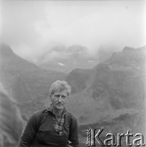 4.-5.06.1964, Tatry, Polska.
Angielski alpinista i kierownik zdobywczej wyprawy na Mount Everest w 1953 r. sir John Hunt (2. z lewej) podczas wyprawy w góry.
Fot. Irena Jarosińska, zbiory Ośrodka KARTA
