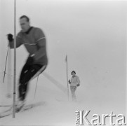 1966, Zakopane, Polska.
Narciarz i uczestnik Igrzysk Olimpijskich w Innsbrucku w 1964 roku (na pierwszym planie) podczas jazdy na nartach. 
Fot. Irena Jarosińska, zbiory Ośrodka KARTA