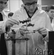 1963, Olsztyn, Polska.
Studenci Wyższej Szkoły Rolniczej podczas zajęć w laboratorium.
Fot. Irena Jarosińska, zbiory Ośrodka KARTA