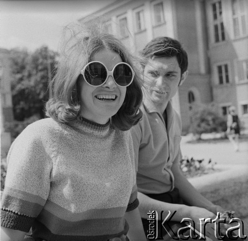 1963, Olsztyn, Polska.
Studenci Wyższej Szkoły Rolniczej na dziedzińcu uczelni.
Fot. Irena Jarosińska, zbiory Ośrodka KARTA