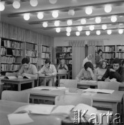 1963, Olsztyn, Polska.
Studenci Wyższej Szkoły Rolniczej przygotowują się do zajęć w czytelni.
Fot. Irena Jarosińska, zbiory Ośrodka KARTA