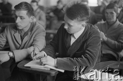 Lata 60., Szczecin, Polska.
Studenci Politechniki Szczecińskiej podczas zajęć.
Fot. Irena Jarosińska, zbiory Ośrodka KARTA
