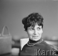 1968, Kraków, Polska.
Kobieta bierze udział w wakacyjnym kursie języka polskiego dla zagranicznych slawistów, zorganizowanym przez Studium Kultury i Języka Polskiego dla Cudzoziemców 