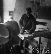 1976, Kalisz, Polska.
Fabryka Fortepianów i Pianin 