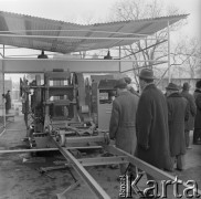 28.11.1965-2.01.1966, Czechosłowacja.
Mężczyźni oglądają maszyny do obróbki drewna na wystawie polskiej Centrali Handlu Zagranicznego 