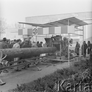 28.11.1965-2.01.1966, Czechosłowacja.
Grupa osób ogląda maszynę do obróbki drewna na wystawie polskiej Centrali Handlu Zagranicznego 