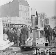 28.11.1965-2.01.1966, Czechosłowacja.
Grupa osób zwiedza wystawę maszyn do obróbki drewna polskiej Centrali Handlu Zagranicznego 