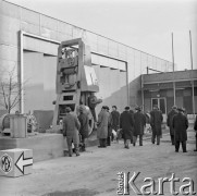 28.11.1965-2.01.1966, Czechosłowacja.
Mężczyźni oglądają maszynę do obróbki drewna zaprezentowaną na wystawie polskiej Centrali Handlu Zagranicznego 