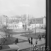 28.11.1965-2.01.1966, Czechosłowacja.
Wejście na teren fabryki, w której znajduje się wystawa maszyn do obróbki drewna polskiej Centrali Handlu Zagranicznego 
