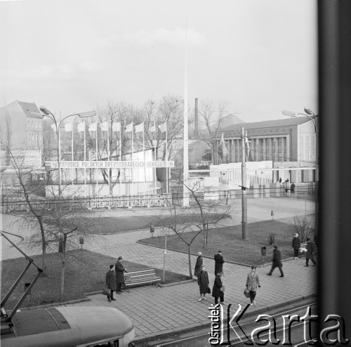 28.11.1965-2.01.1966, Czechosłowacja.
Wejście na teren fabryki, w której znajduje się wystawa maszyn do obróbki drewna polskiej Centrali Handlu Zagranicznego 