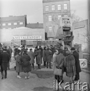 28.11.1965-2.01.1966, Czechosłowacja.
Grupa osób zwiedzająca wystawę maszyn do obróbki drewna polskiej Centrali Handlu Zagranicznego 