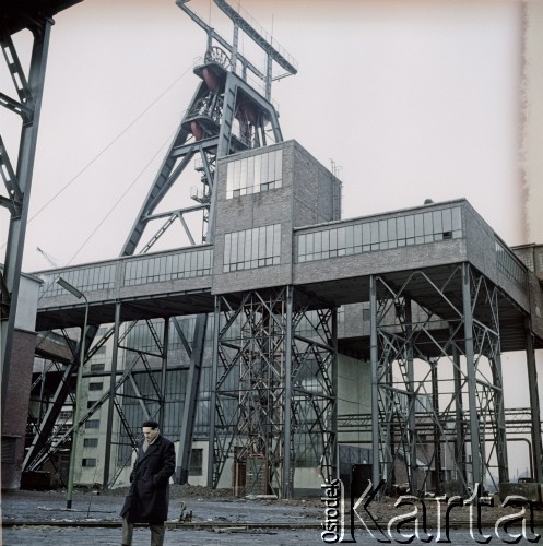 1962, Knurów, woj. śląskie, Polska.
Mężczyzna na terenie Kopalni Węgla Kamiennego Szczygłowice. W tle widoczny szyb.
Fot. Irena Jarosińska, zbiory Ośrodka KARTA