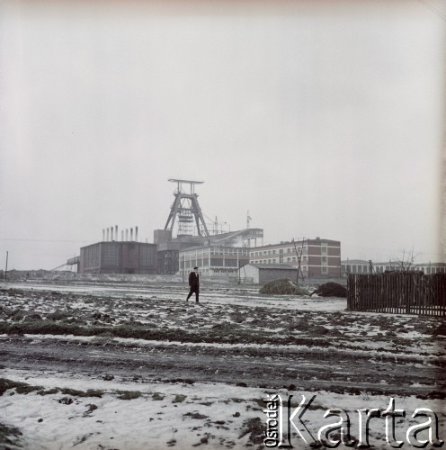 1962, Knurów, woj. śląskie, Polska.
Mężczyzna, w tle Kopalnia Węgla Kamiennego Szczygłowice.
Fot. Irena Jarosińska, zbiory Ośrodka KARTA