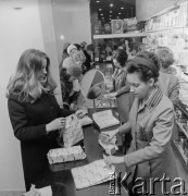 1968-1972, Kraków lub Rzeszów, Polska.
Klientki w dziale kosmetycznym w sklepie Banku PeKaO.
Fot. Irena Jarosińska, zbiory Ośrodka KARTA