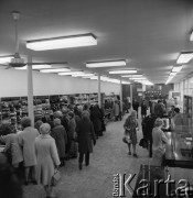 1968-1972, Kraków lub Rzeszów, Polska.
Klienci robią zakupy w sklepie Banku PeKaO.
Fot. Irena Jarosińska, zbiory Ośrodka KARTA