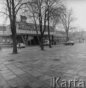1968-1972, Kraków lub Rzeszów, Polska.
Pasaż handlowy, w którym znajduje się sklep Banku PeKaO.
Fot. Irena Jarosińska, zbiory Ośrodka KARTA