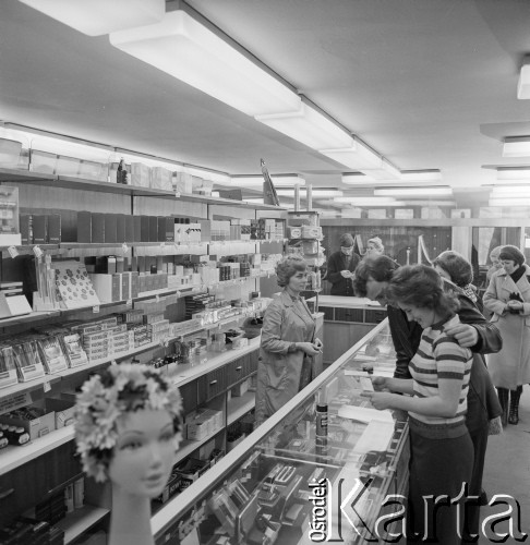 1968-1972, Kraków lub Rzeszów, Polska.
Klienci w sklepie Banku PeKaO.
Fot. Irena Jarosińska, zbiory Ośrodka KARTA