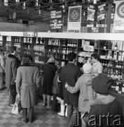 1968-1972, Kraków lub Rzeszów, Polska.
Sklep Banku PeKaO. Klienci stoją w kolejce w dziale alkoholi.
Fot. Irena Jarosińska, zbiory Ośrodka KARTA