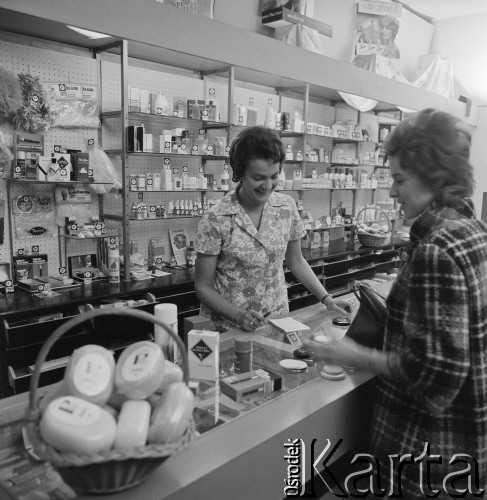 1968-1972, Kraków lub Rzeszów, Polska.
Sklep Banku PeKaO. Klientka kupuje kosmetyki.
Fot. Irena Jarosińska, zbiory Ośrodka KARTA