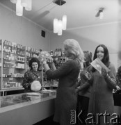 1968-1972, Kraków lub Rzeszów, Polska.
Kobiety w dziale kosmetycznym w sklepie Banku PeKaO. 
Fot. Irena Jarosińska, zbiory Ośrodka KARTA