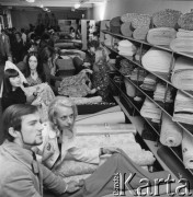 1968-1972, Kraków lub Rzeszów, Polska.
Klienci w dziale tkanin w sklepie Banku PeKaO.
Fot. Irena Jarosińska, zbiory Ośrodka KARTA