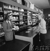 1968-1972, Nowy Targ, Polska.
Sklep Banku PeKaO. Sprzedawczyni sprzedaje klientce czekolady.
Fot. Irena Jarosińska, zbiory Ośrodka KARTA