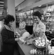 1968-1972, Kraków lub Rzeszów, Polska.
Klientka robi zakupy w sklepie Banku PeKaO.
Fot. Irena Jarosińska, zbiory Ośrodka KARTA