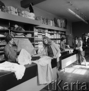 1968-1972, Nowy Targ, Polska.
Klientka ogląda tkaniny w sklepie Banku PeKaO.
Fot. Irena Jarosińska, zbiory Ośrodka KARTA